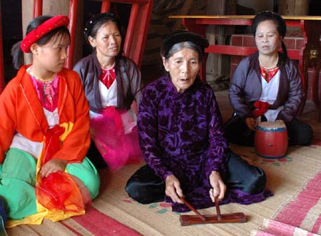 Datang ke daerah lagu rakyat Xoan pada musim pesta